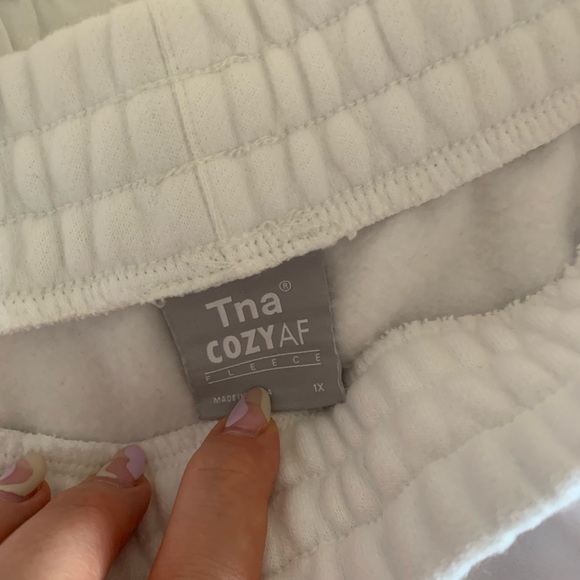 Aritzia TNA Boyfriend 6 Inch Sweatshorts - Picture 4 of 4